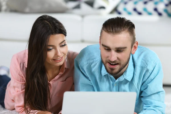 Casal feliz trabalhando no laptop — Fotografia de Stock