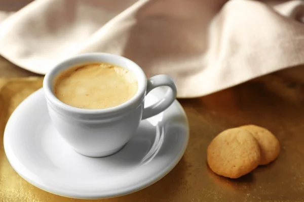 Šálek kávy na tácu — Stock fotografie