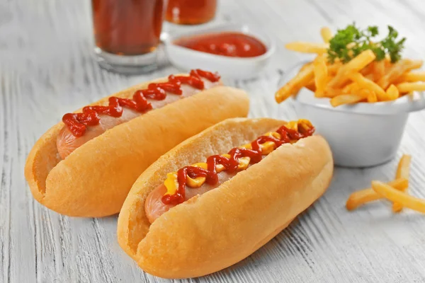 Delicioso hot-dog con papas fritas y verduras — Foto de Stock