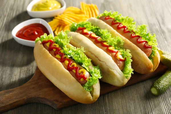 Sabrosos hot-dogs con patatas fritas y pepinos en escabeche —  Fotos de Stock
