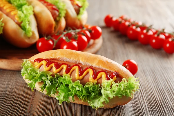 Hot-dog savoureux aux tomates — Photo