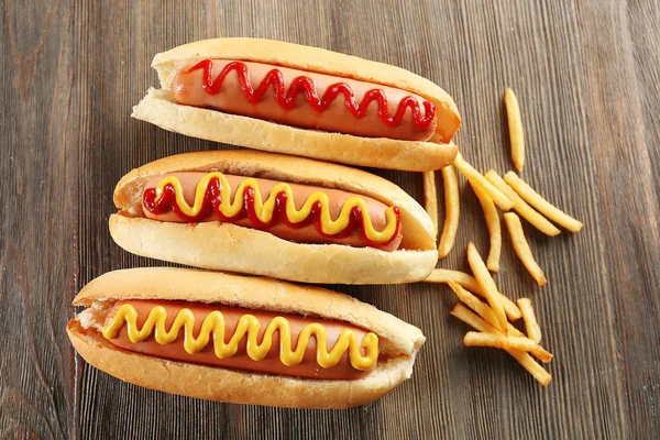 Cachorros-quentes saborosos com batatas fritas — Fotografia de Stock