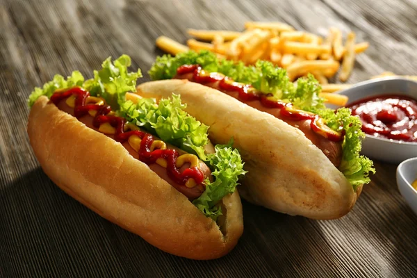 Tasty hot-dogs µε πατάτες τηγανιτές — Φωτογραφία Αρχείου