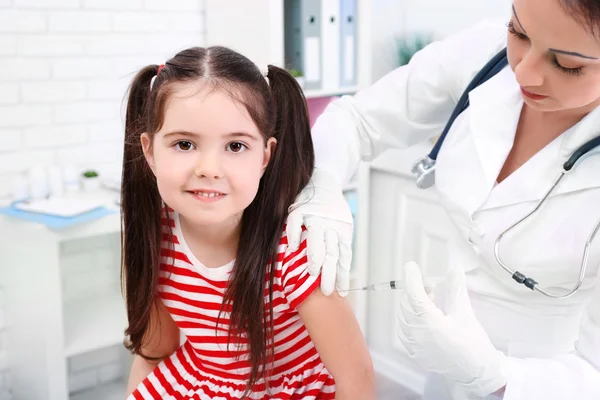 Dokter geven de injectie van een kind — Stockfoto