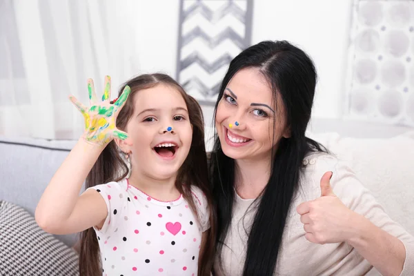 Mãe e filha brincando no quarto — Fotografia de Stock