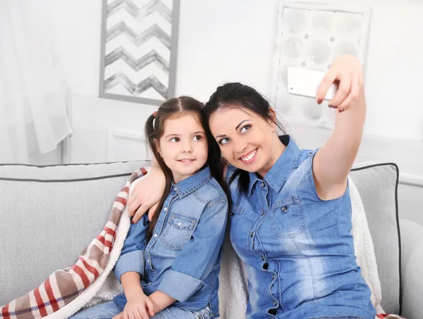 Mãe e filha fazendo selfie — Fotografia de Stock