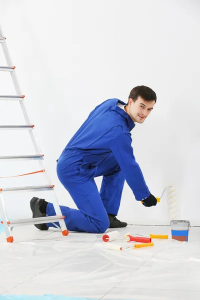 Trabalhador renovando apartamento — Fotografia de Stock