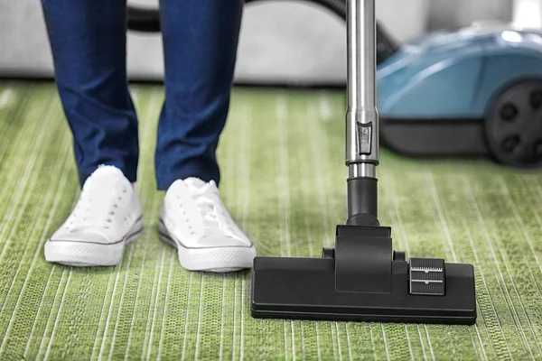 Woman cleaning the room — Stock Photo, Image