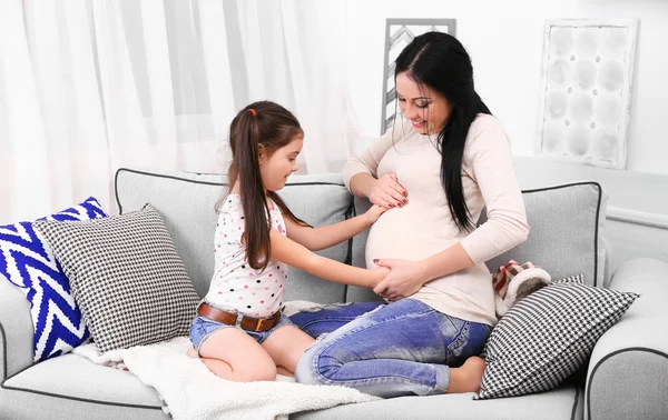 Mãe e filha grávidas — Fotografia de Stock