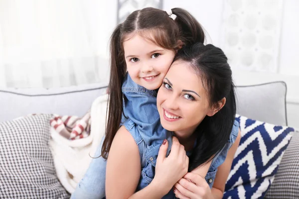 Madre e figlia sul divano — Foto Stock