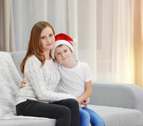 Madre con figlio seduta sul divano — Foto Stock