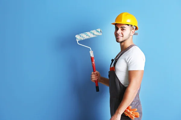 Trabalhador renovando apartamento — Fotografia de Stock