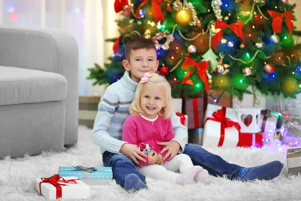 Crianças engraçadas com caixas de presente — Fotografia de Stock