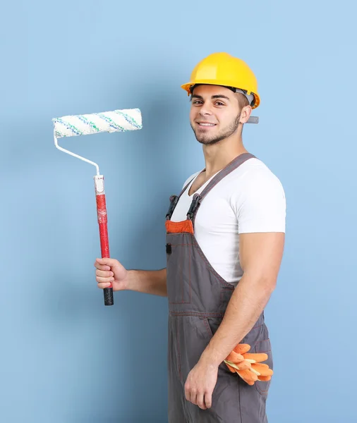 Trabajador renovando apartamento — Foto de Stock