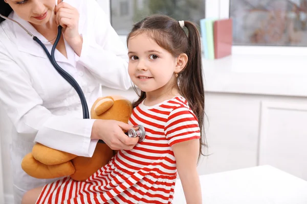 Médico examinando a un niño en la oficina —  Fotos de Stock