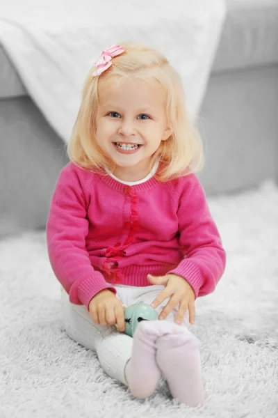 Menina Com Brinquedo Natal Sentado Tapete Fofo — Fotografia de Stock