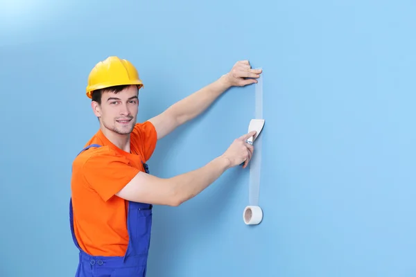 Junger Arbeiter erneuert Wohnung — Stockfoto