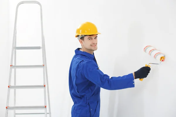 Trabajador renovando apartamento — Foto de Stock