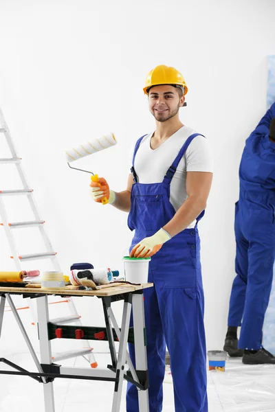 Lavoratori rinnovo appartamento — Foto Stock