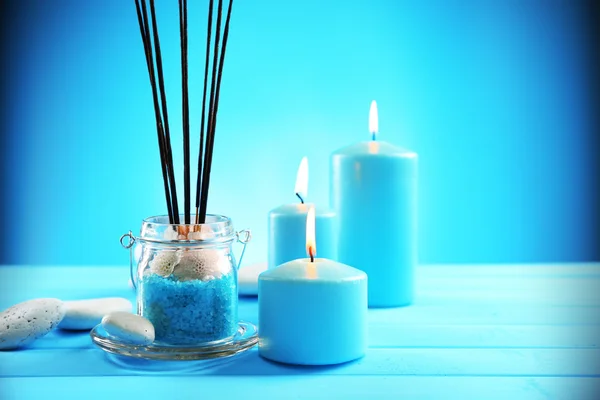 Wellness-Komposition aus blauen Kerzen — Stockfoto