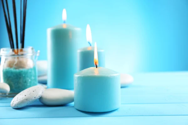 Спа-композиция голубых свечей — стоковое фото
