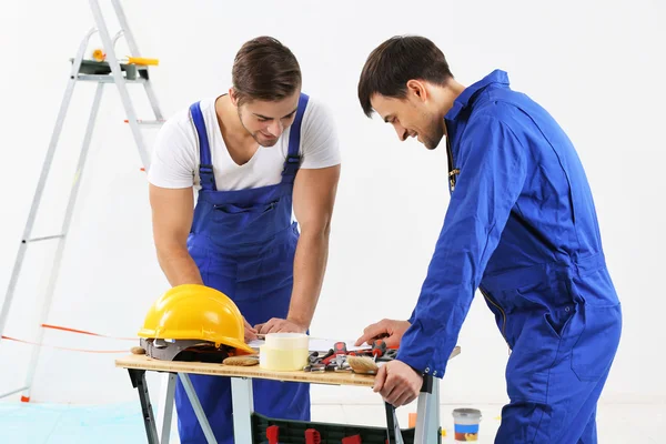 Lavoratori rinnovo appartamento — Foto Stock