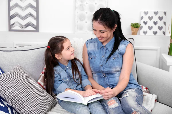 Madre e hija leyendo libro —  Fotos de Stock