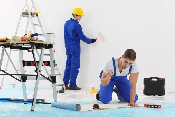 Trabalhadores renovando apartamento — Fotografia de Stock