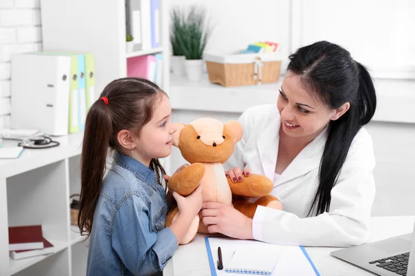 Doctor jugando con el niño — Foto de Stock