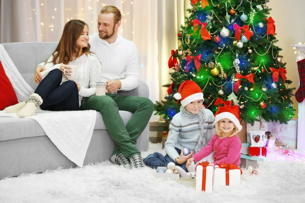 Christmas familj i holiday living room — Stockfoto