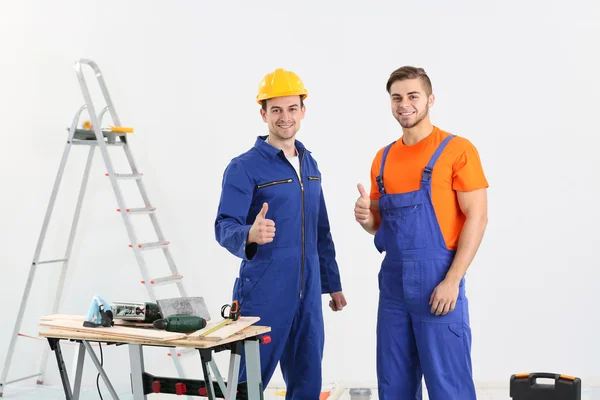 Trabalhadores renovando apartamento — Fotografia de Stock