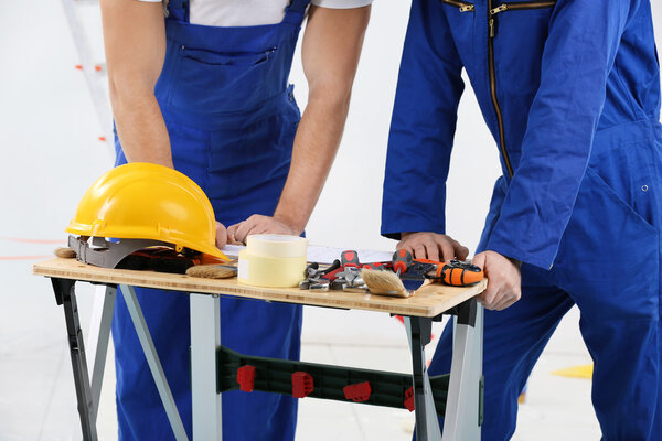 Рабочие обновляют квартиру
