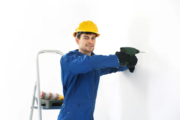 Trabajador renovando apartamento —  Fotos de Stock