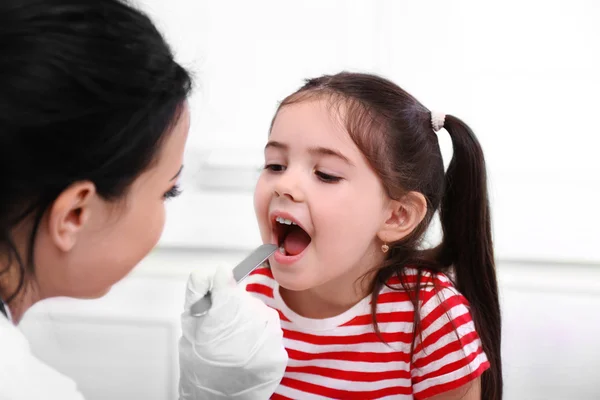 Médecin examinant la gorge de l'enfant — Photo