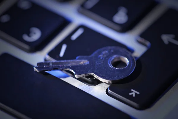 Vrouwelijke handen met computer toetsenbord — Stockfoto