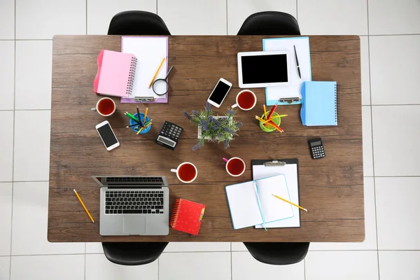 Mesa con tablet, laptop, papeles —  Fotos de Stock