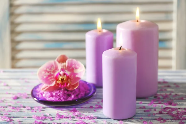 Květiny s hořící svíčky — Stock fotografie