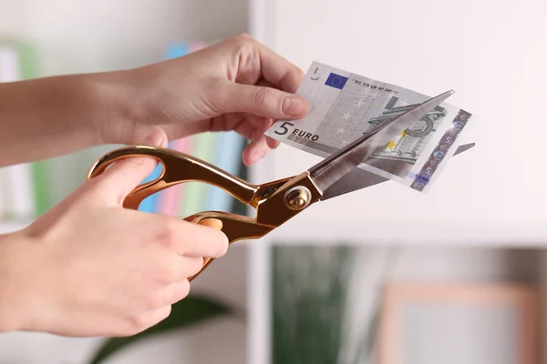 Händer med sax klippa Euro — Stockfoto