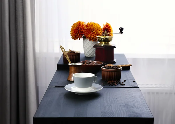 台所のテーブルにコーヒーの準備 — ストック写真