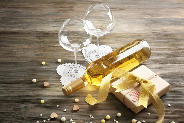 Fles wijn en gift — Stockfoto