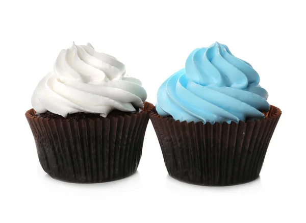 Frische leckere Cupcakes in einer Reihe isoliert auf weißem Hintergrund — Stockfoto