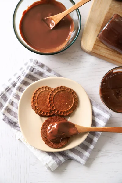 Placa de chocolate derretido, sobre fondo de madera —  Fotos de Stock