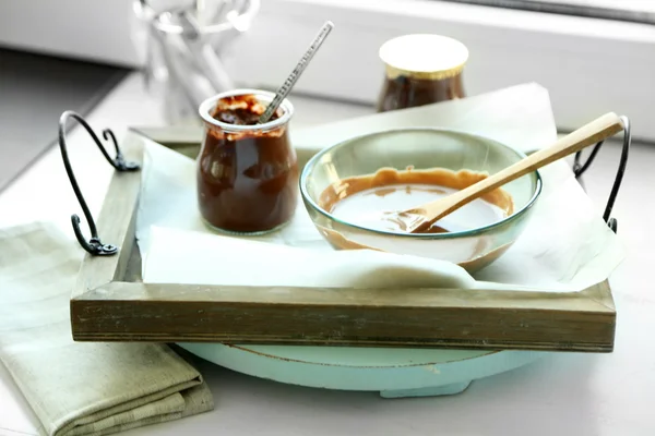트레이에, 나무 배경 유리 그릇에 녹 인된 초콜릿 — 스톡 사진