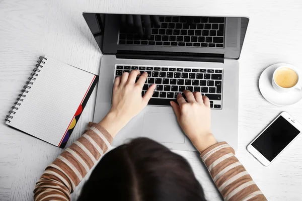 Frau arbeitet mit Laptop — Stockfoto