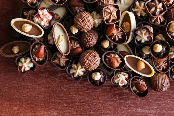 Apéritif bonbons au chocolat sur fond en bois — Photo