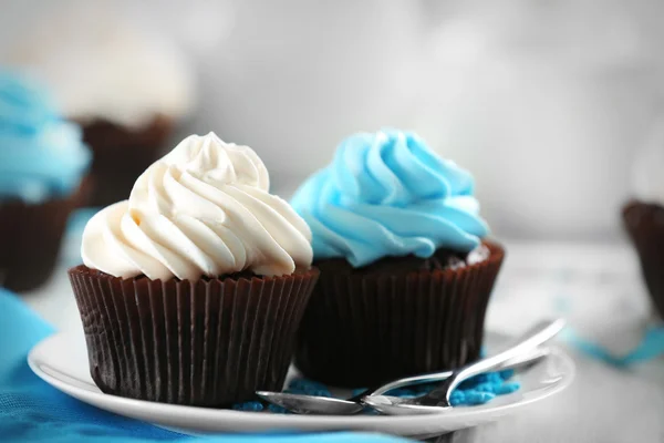 Cupcakes au chocolat avec crème colorée sur la table de service, gros plan — Photo