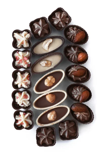 Composition de bonbons au chocolat sur fond blanc — Photo