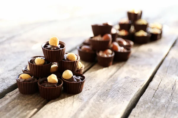 Komposition verschiedener Schokoladenbonbons auf Holzgrund, Nahaufnahme — Stockfoto