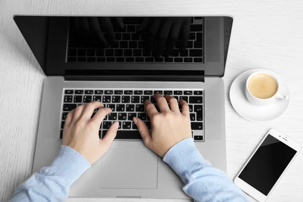 Vrouw werkt met laptop — Stockfoto