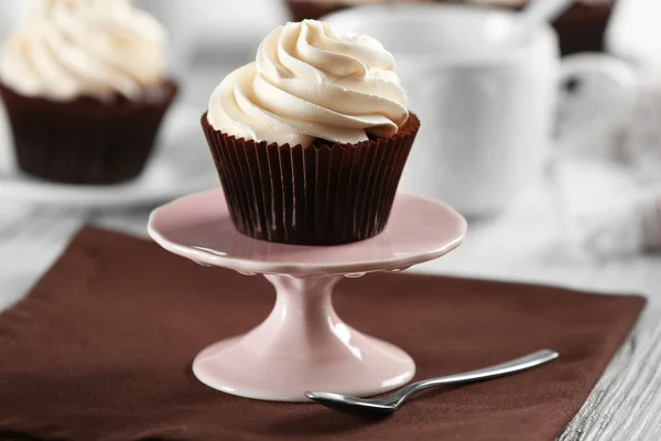 Delicioso cupcake de chocolate com creme na mesa servida, close-up — Fotografia de Stock
